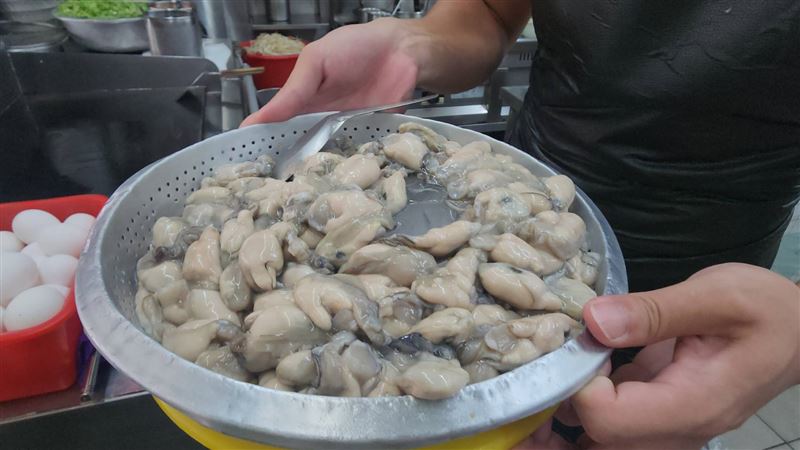 博士斜槓賣蚵仔煎、猛男大學生熱舞爆紅《沒出息》,基隆孝三路最潮古早味《簡家蚵仔煎》曝光。(圖/記者鍾志鵬攝影)