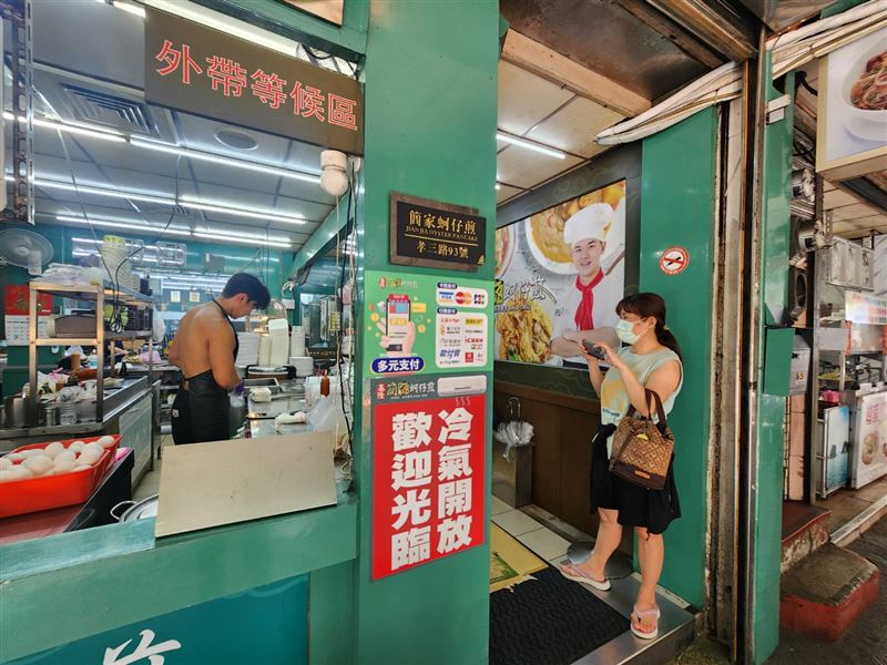 博士斜槓賣蚵仔煎、猛男大學生熱舞爆紅《沒出息》,基隆孝三路最潮古早味《簡家蚵仔煎》曝光。(圖/記者鍾志鵬攝影)