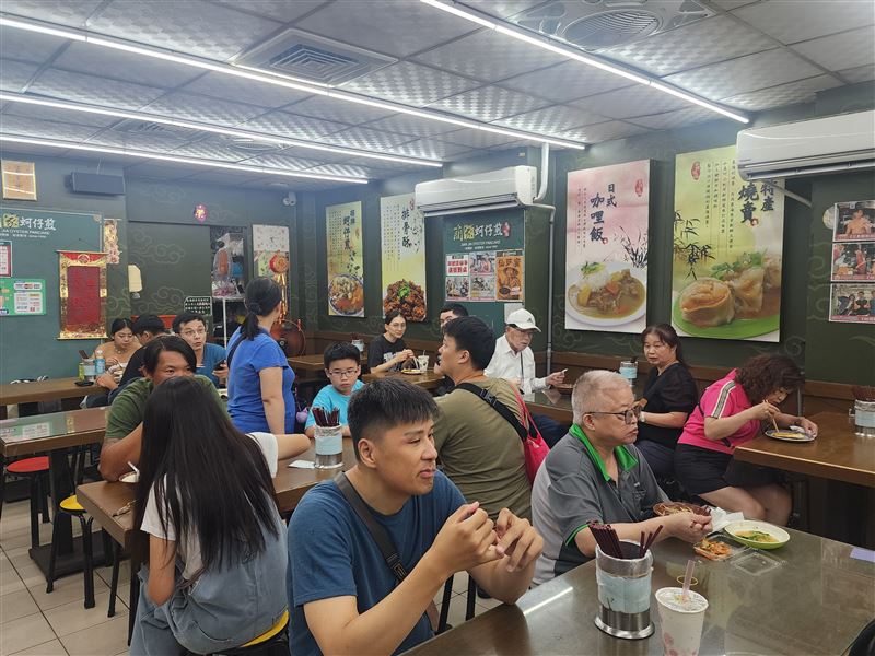 博士斜槓賣蚵仔煎、猛男大學生熱舞爆紅《沒出息》,基隆孝三路最潮古早味《簡家蚵仔煎》曝光。(圖/記者鍾志鵬攝影)