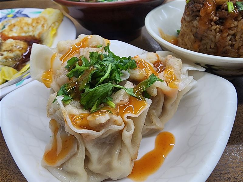 博士斜槓賣蚵仔煎、猛男大學生熱舞爆紅《沒出息》,基隆孝三路最潮古早味《簡家蚵仔煎》曝光。圖為 基隆名產 燒賣。(圖/記者鍾志鵬攝影)