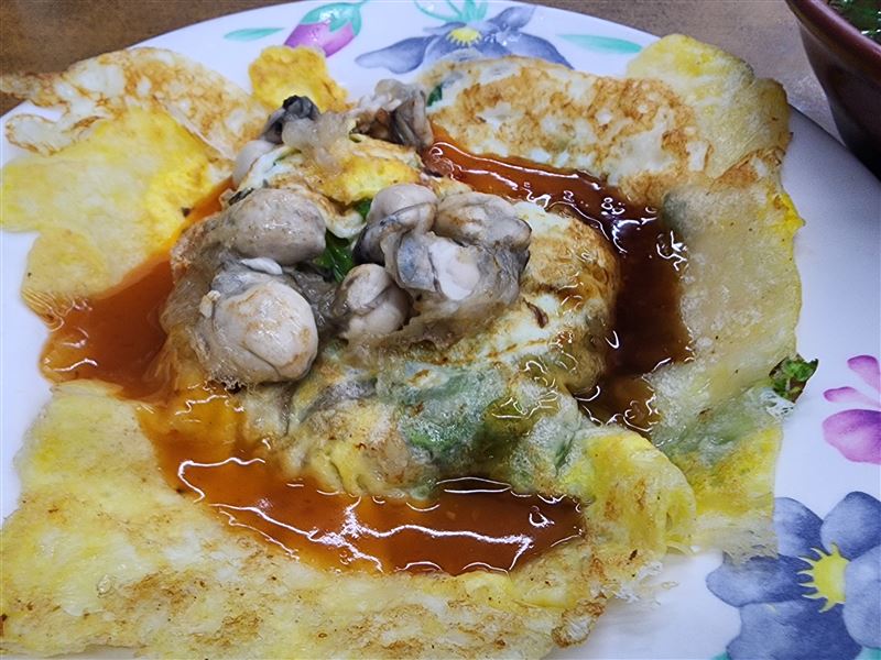 博士斜槓賣蚵仔煎、猛男大學生熱舞爆紅《沒出息》,基隆孝三路最潮古早味《簡家蚵仔煎》曝光。圖為 蚵仔煎。(圖/記者鍾志鵬攝影)