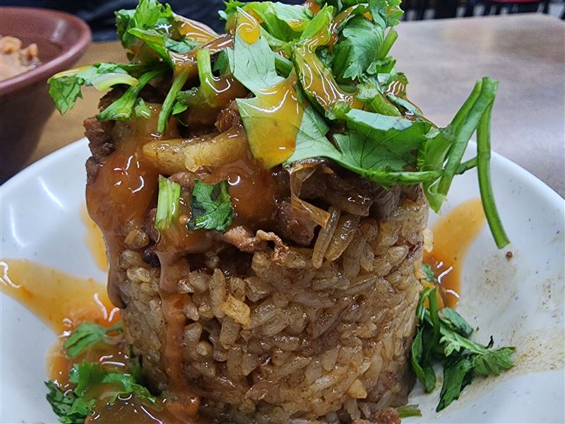 博士斜槓賣蚵仔煎、猛男大學生熱舞爆紅《沒出息》,基隆孝三路最潮古早味《簡家蚵仔煎》曝光。圖為 筒仔米糕。(圖/記者鍾志鵬攝影)