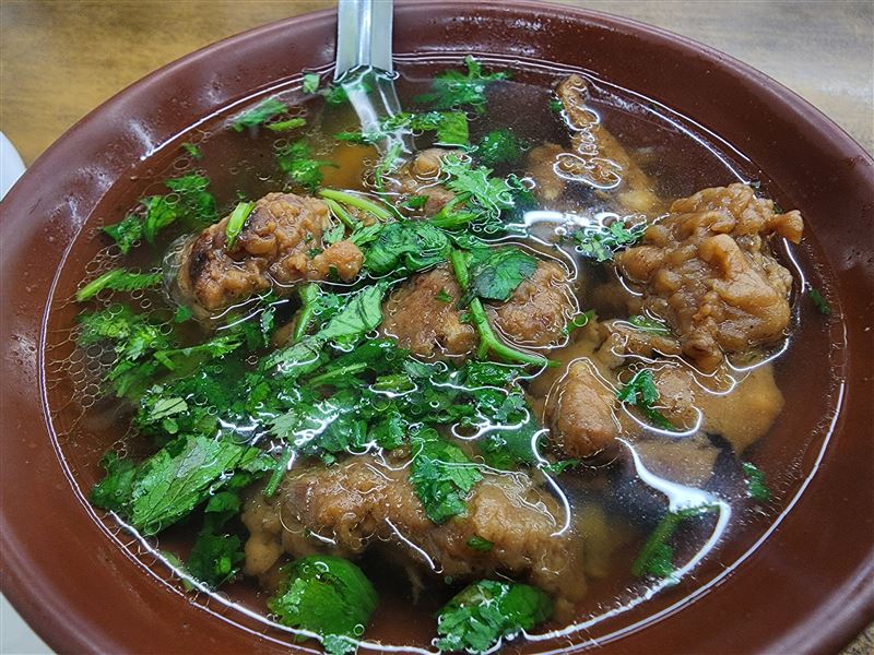 博士斜槓賣蚵仔煎、猛男大學生熱舞爆紅《沒出息》,基隆孝三路最潮古早味《簡家蚵仔煎》曝光。圖為 紅燒排骨酥。(圖/記者鍾志鵬攝影)