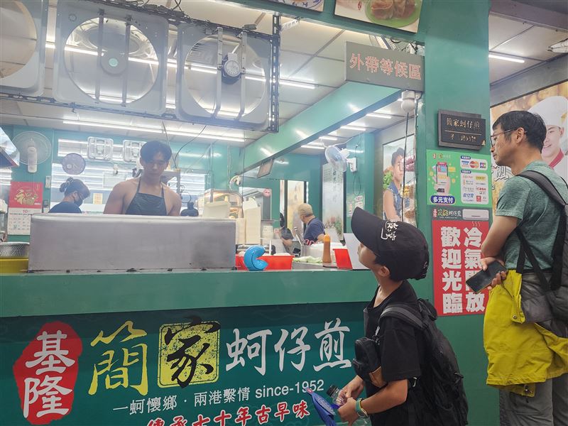 博士斜槓賣蚵仔煎、猛男大學生熱舞爆紅《沒出息》,基隆孝三路最潮古早味《簡家蚵仔煎》曝光。(圖/記者鍾志鵬攝影)