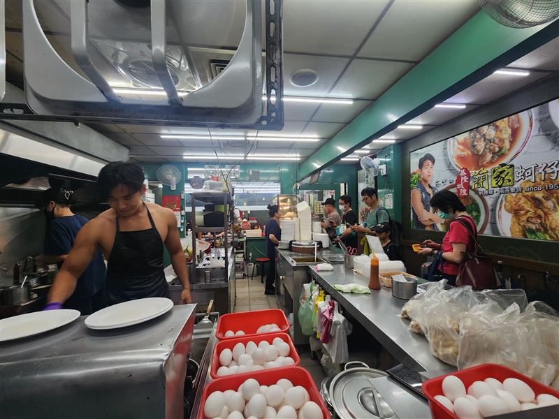 博士斜槓賣蚵仔煎、猛男大學生熱舞爆紅《沒出息》,基隆孝三路最潮古早味《簡家蚵仔煎》曝光。(圖/記者鍾志鵬攝影)