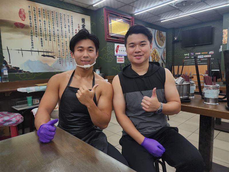 博士斜槓賣蚵仔煎、猛男大學生熱舞爆紅《沒出息》,基隆孝三路最潮古早味《簡家蚵仔煎》曝光。(圖/記者鍾志鵬攝影)