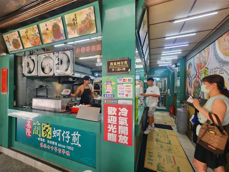 博士斜槓賣蚵仔煎、猛男大學生熱舞爆紅《沒出息》,基隆孝三路最潮古早味《簡家蚵仔煎》曝光。(圖/記者鍾志鵬攝影)