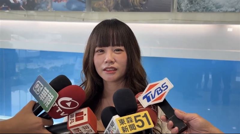 汽車業務徐苡安表示,她平時常看到場內這3隻雞閒晃,沒想到這次轉身對到眼,可能被誤認為向牠發起挑戰。(圖/三立新聞)