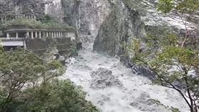 燕子口堰塞湖壩體溢流水量擴大並沖刷壩體。（圖／林保署花蓮分署提供）