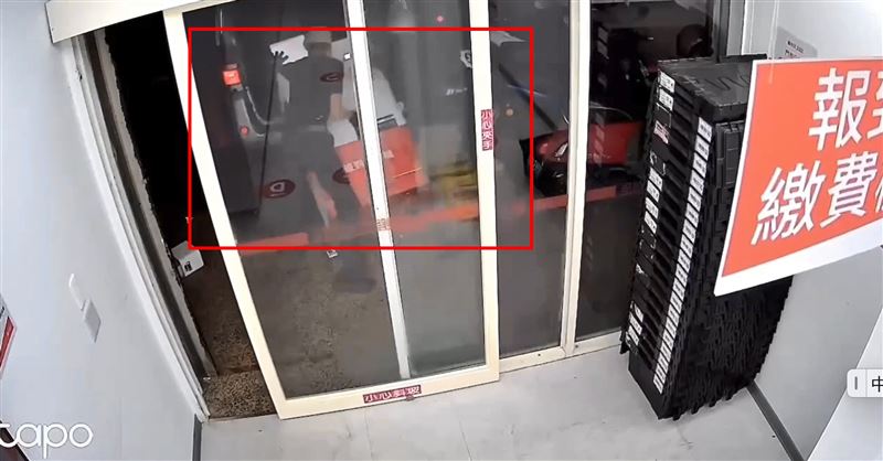 竊嫌將蝦皮智取機拆卸搬走被拍下。(圖/翻攝畫面)