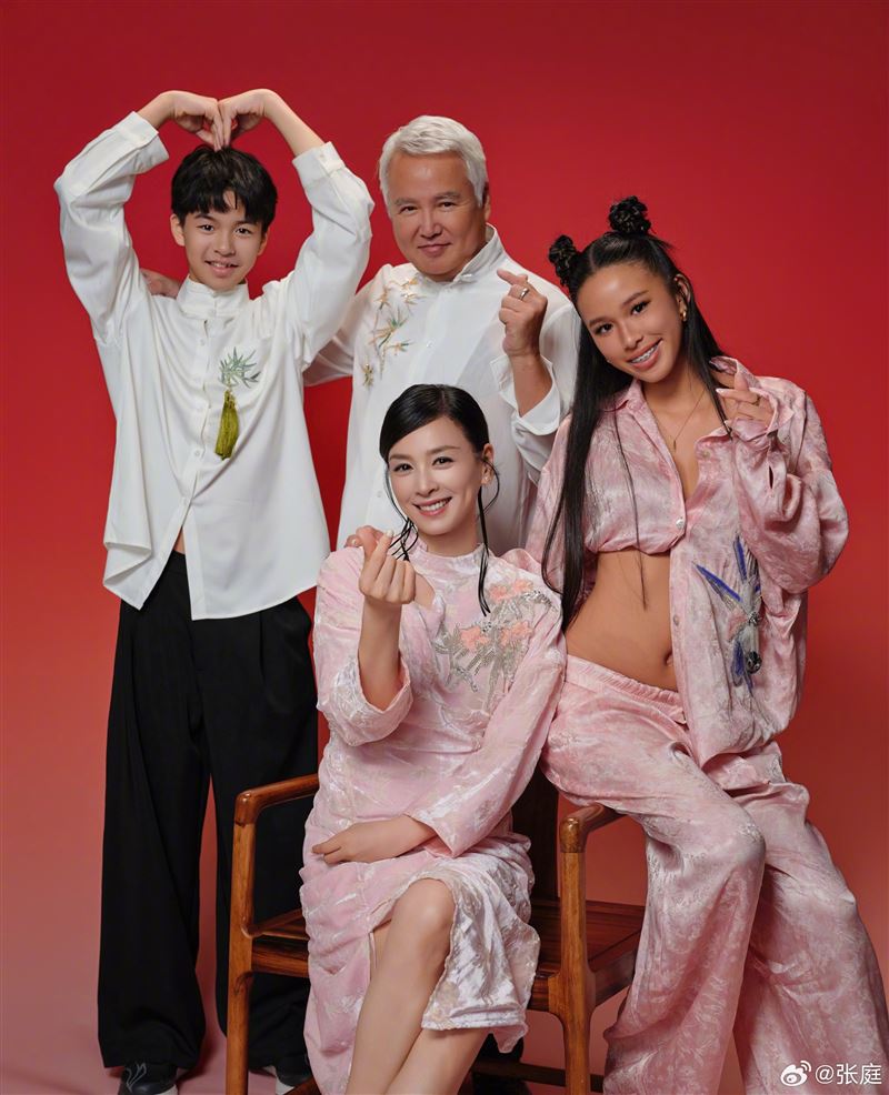 張庭與林瑞陽穿著中式禮服拍攝全家福照片，氣質優雅。（圖／翻攝自張庭微博）