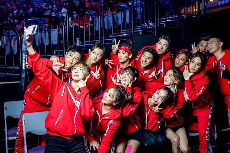 粿粿(前排左1)與王子(後排左2)透過《全明星運動會》結緣。(圖/翻攝自IG @red_fireeeeee)