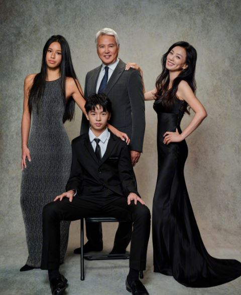 張庭與林瑞陽的13歲兒子林秉翰（左二下）同樣成為焦點，濃眉大眼、英氣神似父親年輕時模樣。（圖／翻攝自張庭微博）