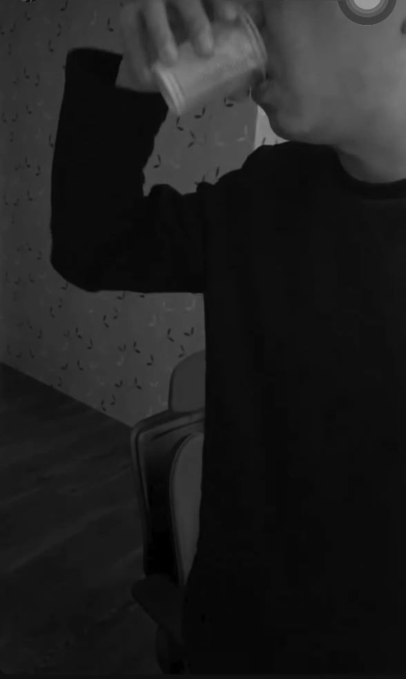 李男被逼喝尿。（圖／翻攝畫面）