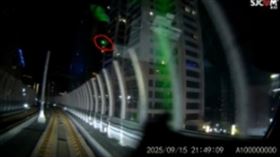 淡海輕軌駕駛座被雷射照射的情形。（圖／翻攝畫面）