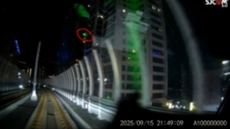 淡海輕軌駕駛座被雷射照射的情形。(圖/翻攝畫面)