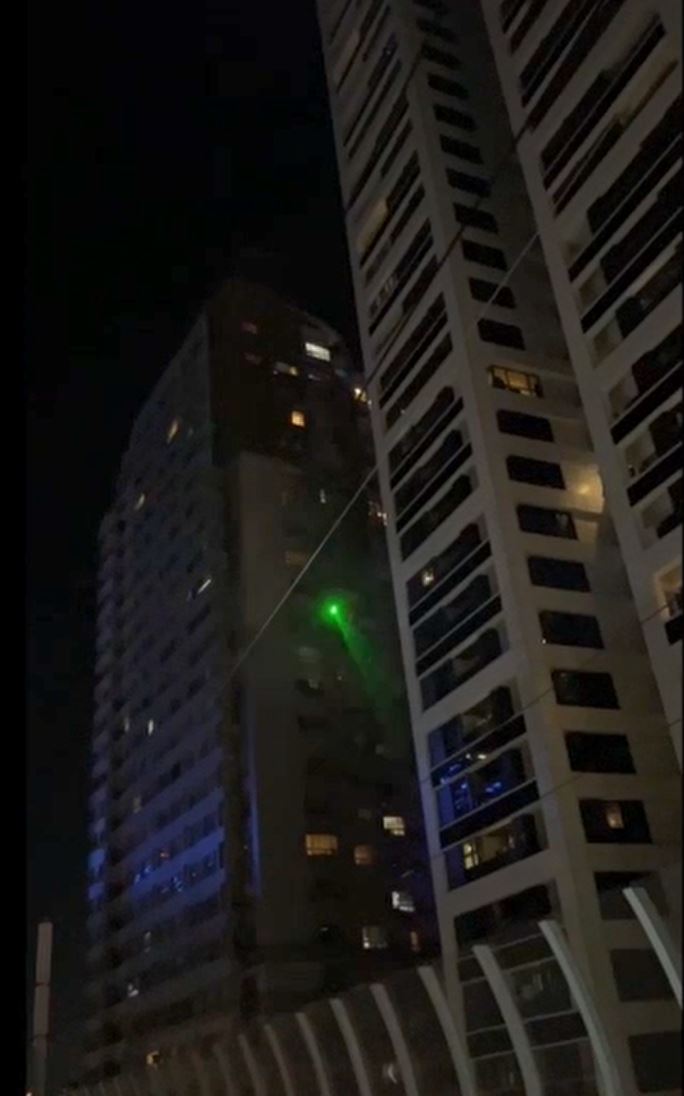 警方到場蔡男還持續以雷射筆照射。(圖/翻攝畫面)