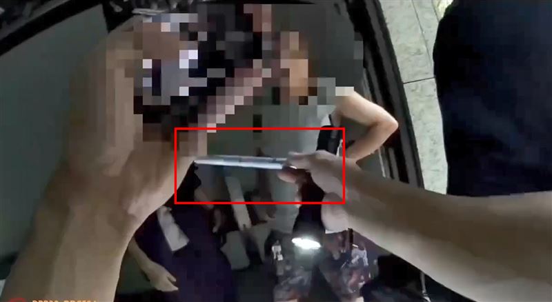 警方搜到雷射筆。(圖/翻攝畫面)