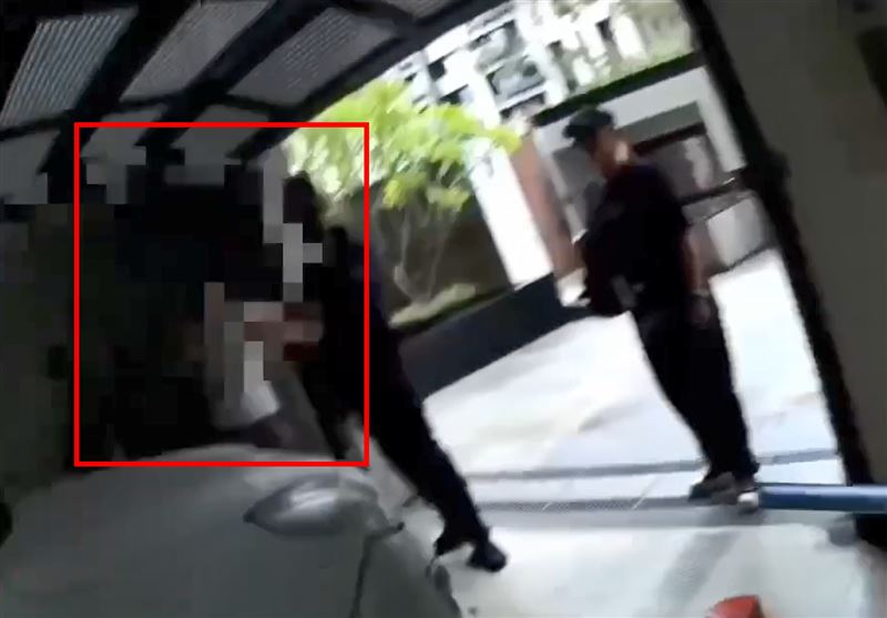 警方逮捕蔡男。(圖/翻攝畫面)