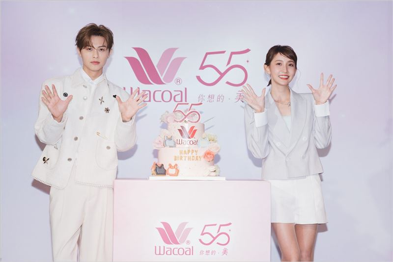 王子(邱勝翊)今年4月以代言人身分,出席華歌爾55週年慶活動。粿粿是當天節目主持人。(圖/翻攝自華歌爾)