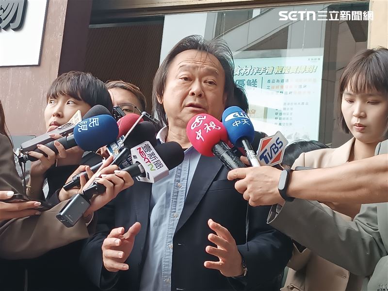 民進黨立委王世堅今(29)日在民進黨中常會前受訪。(圖/記者盧素梅攝影)
