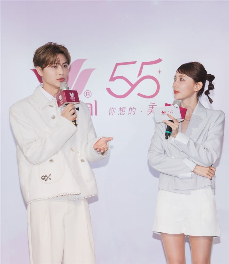 王子(邱勝翊)今年4月從美國回來後的第一個工作就是和粿粿出席內衣品牌活動。(圖/翻攝自IG @prince_pstar)