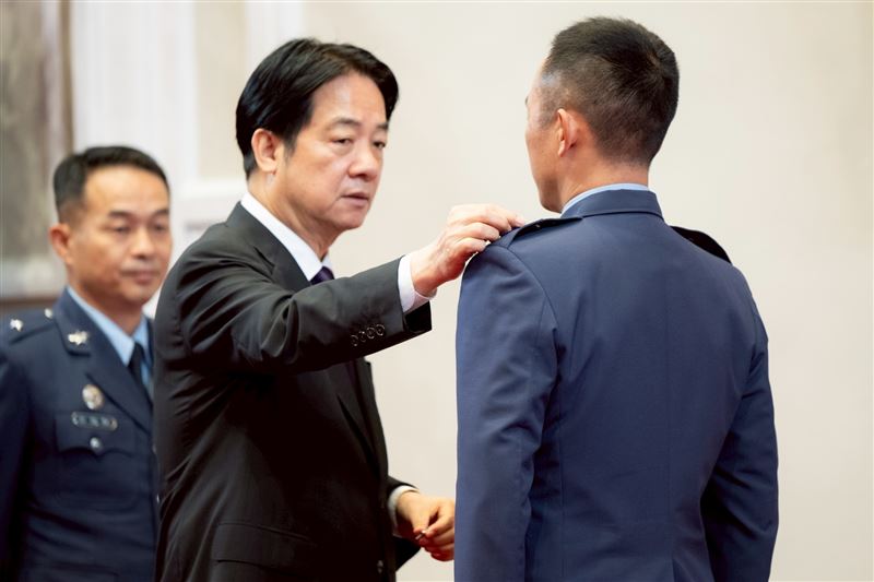 總統賴清德主持將官晉升授階典禮,致詞時他強調,面對中共威脅侵擾,台灣要堅定反侵略,更首度表態反對推進統一!(圖/總統府提供)
