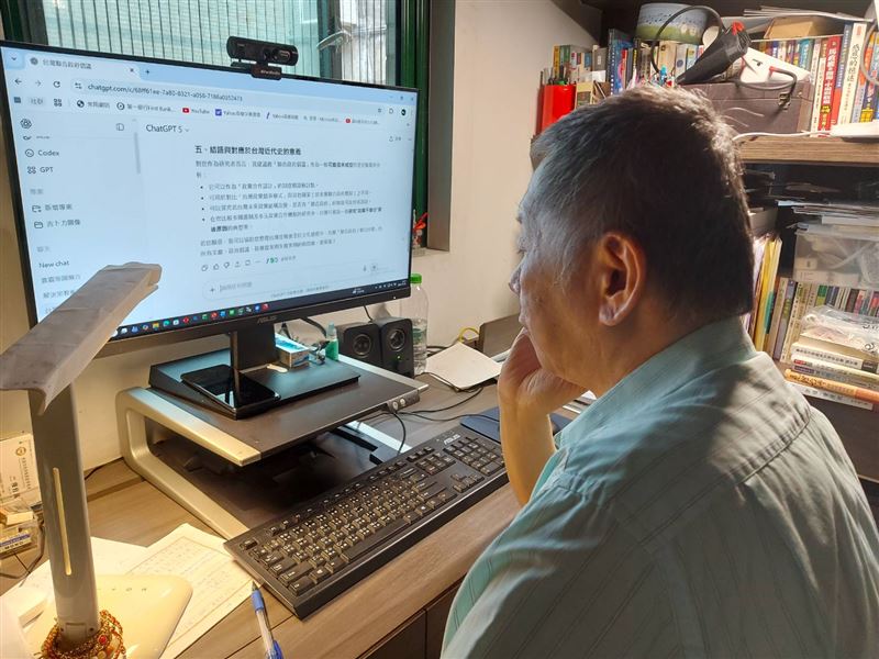 陳佩琪發文說,柯文哲回家近兩個月了,最常被她看到的是他坐在電腦桌前努力學習新知識。(圖/翻攝自陳佩琪臉書)