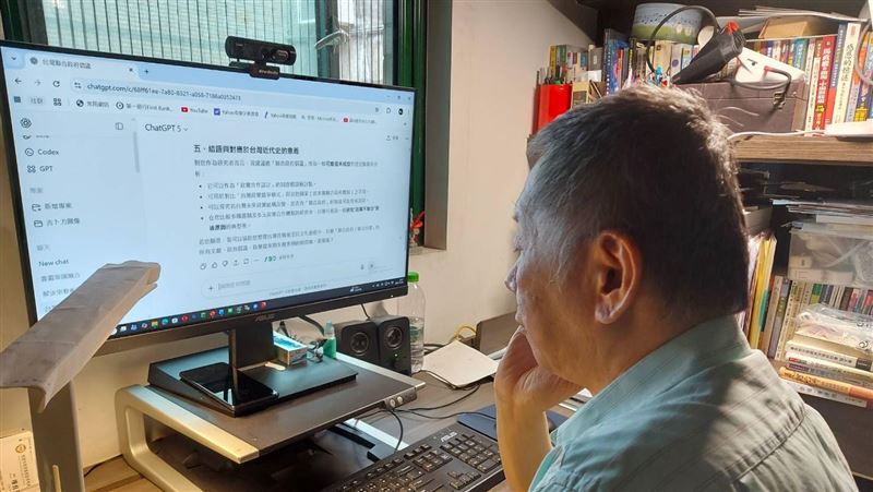 陳佩琪發文說,柯文哲回家近兩個月了,最常被她看到的是他坐在電腦桌前努力學習新知識。(圖/翻攝自陳佩琪臉書)