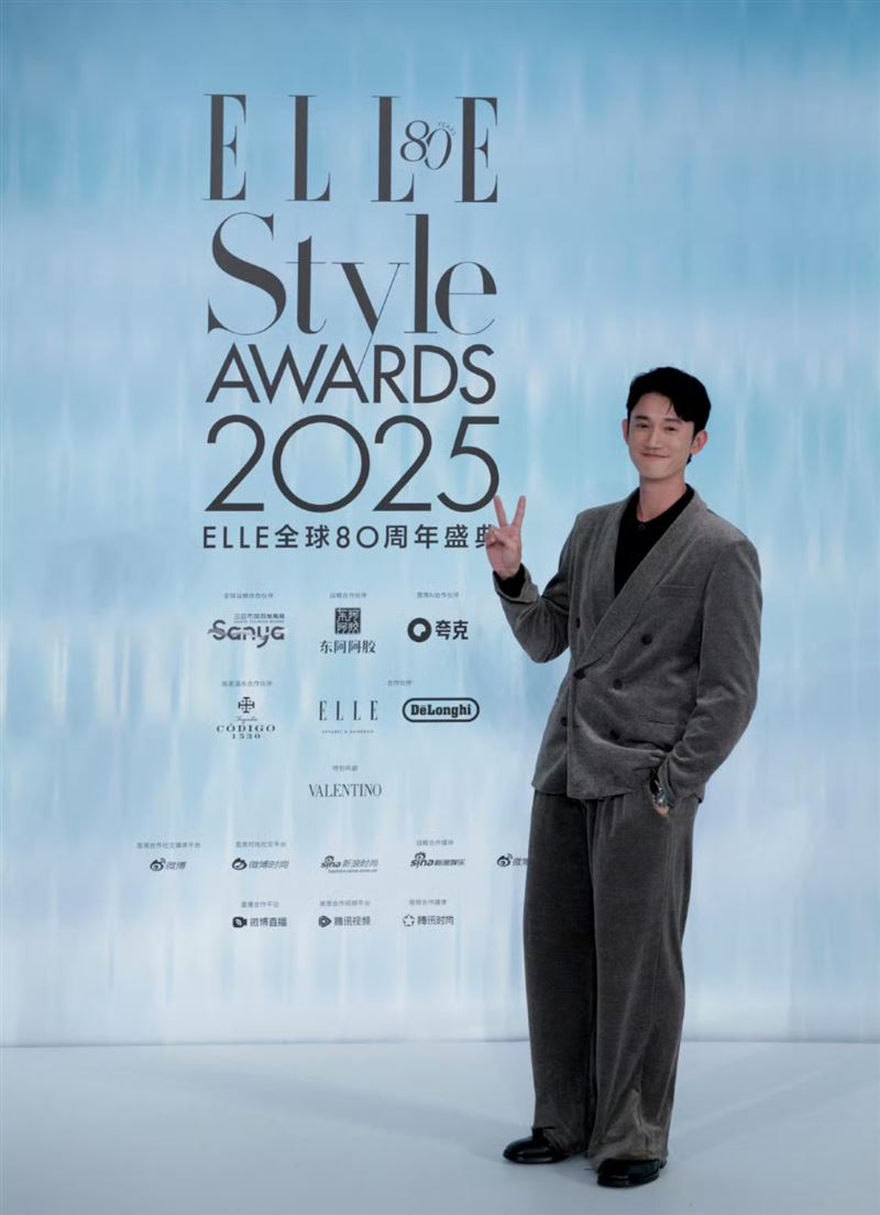 吳慷仁登上中國ELLE80周年紅毯。(圖/翻攝自 吳慷仁微博)