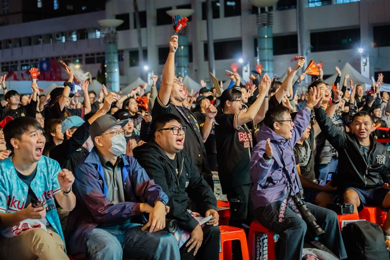 桃園市府前直播派對,大批球迷前往加油(圖/桃園市府提供)