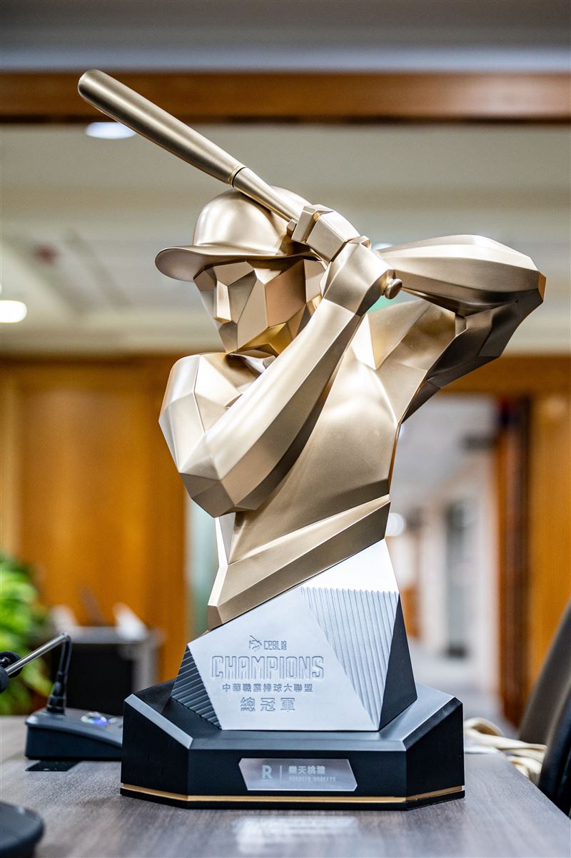 樂天桃猿冠軍獎盃(圖/桃園市府提供)