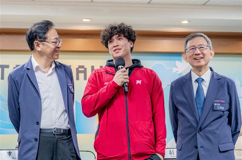 樂天桃猿隊長林立(中)拜會市長張善政(左)(圖/桃園市府提供)