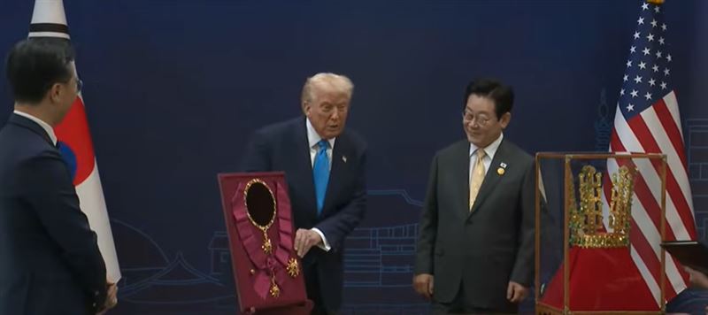 此次李在明與川普會面，頒授了南韓最高等級榮譽的「無窮花大勳章」，及準備了一頂鍍金的金冠送給川普，讓川普滿意的不斷點頭。（圖／翻攝自白宮官網）