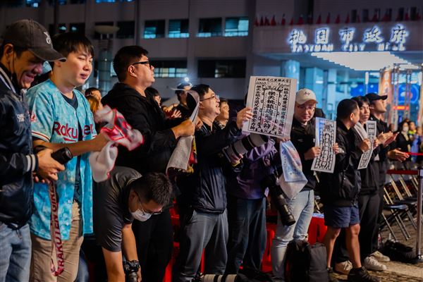 桃園市府前直播派對,大批球迷前往加油(圖/桃園市府提供)