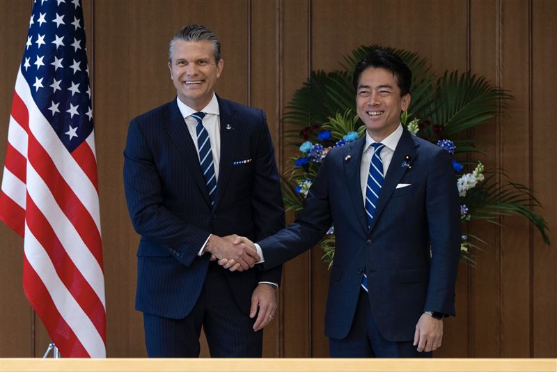 美國國防部長赫格塞斯（Pete Hegseth）與日本國防大臣小泉進次郎（Shinjiro Koizumi）在東京會面。（圖／翻攝自X平台 @SecWar）