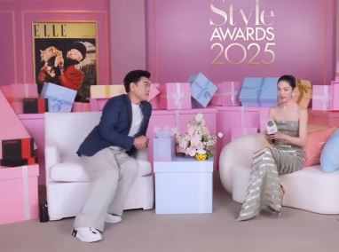 王耀慶轉戰中國發展多年，近日擔任知名時尚雜誌ELLE 80周年盛典直播活動的主持人，訪問女星鍾楚曦時，因為1句話遭網友開轟。（圖／翻攝自微博）