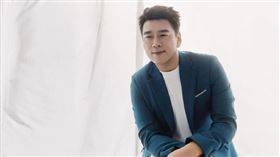 王耀慶轉戰中國發展多年，近日擔任知名時尚雜誌ELLE 80周年盛典直播活動的主持人，訪問女星鍾楚曦時，因為1句話遭網友開轟。（圖／翻攝自微博）