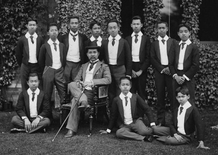 朱拉隆功與其十一兒子合照,1907年攝於英國。(圖/翻攝自維基百科)