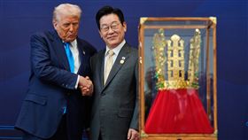 此次李在明與川普會面，準備了一頂鍍金的金冠送給川普，讓他非常滿意。（圖／美聯社／達志影像）