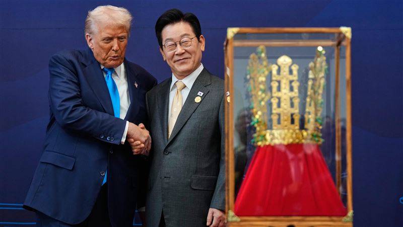 此次李在明與川普會面,準備了一頂鍍金的金冠送給川普,讓他非常滿意。(圖/美聯社/達志影像)