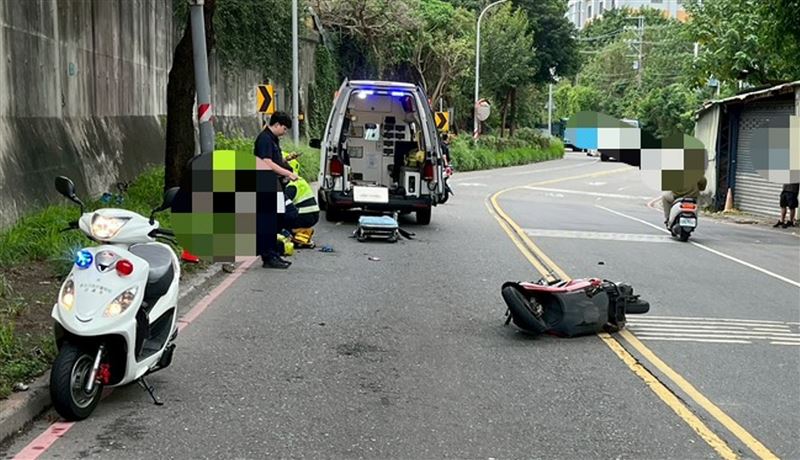 潘男摔車後準備送醫。（圖／翻攝畫面）