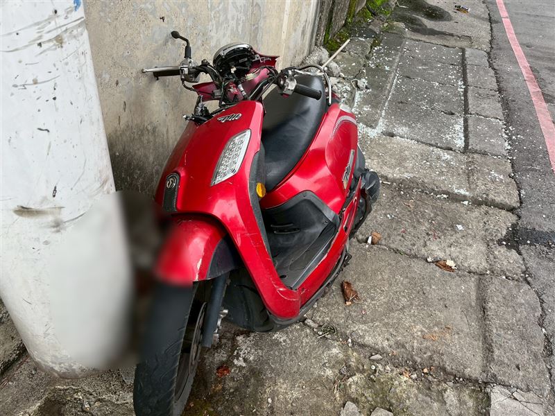 潘男機車受損的情形。（圖／翻攝畫面）