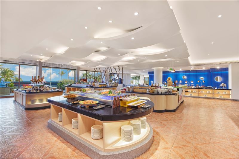 墾丁凱撒發現西餐廳提供中、西、日式佳餚美饌,搭配用餐區遼闊海景邊享用美食超級愜意。(圖/飯店旅宿業者提供)