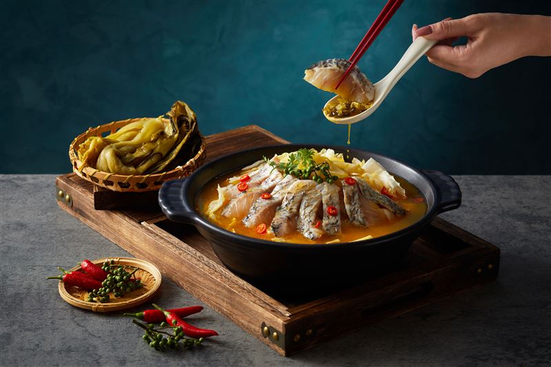 Asia49沿襲正宗川味的「金湯酸菜鱸魚鍋」,蘊含鮮、酸、麻、辣多層次風味,讓人一吃上癮。(圖/飯店旅宿業者提供)
