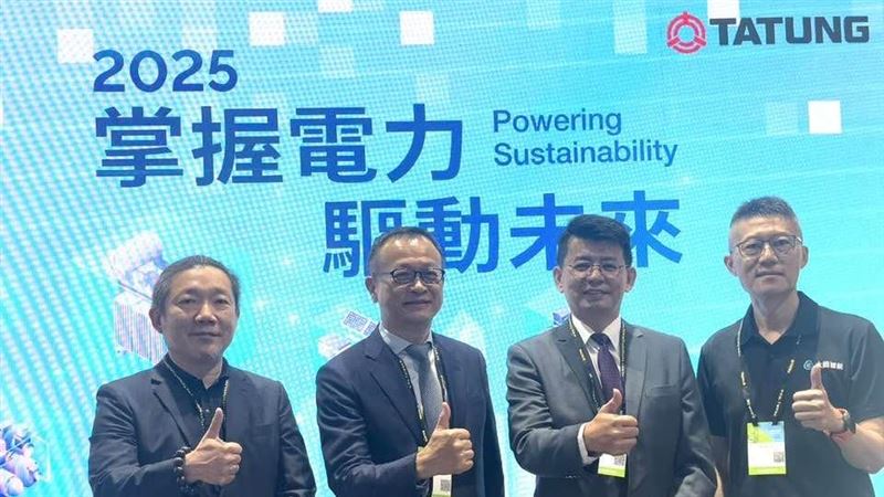 大同總經理沈柏延於2025智慧能源週揭示最新海外布局,宣布將於日本熊本設置算力中心基地,採「拎包入住」模式搶攻AI電力基礎建設商機,並計劃入主越南變壓器廠,取得6至7成股權,整合東南亞產能。新董事長張榮華帶入行銷戰力,推動集團轉型再加速。(圖/記者師瑞德攝影)