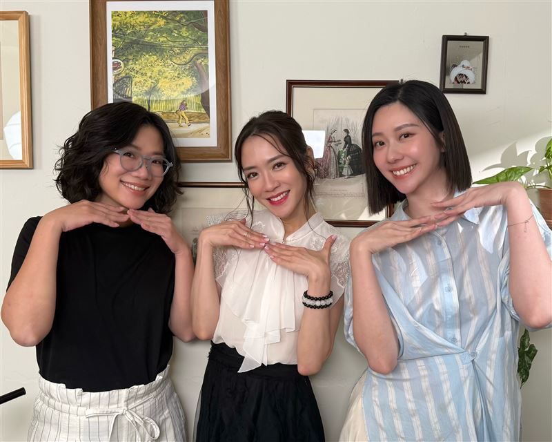 楊千霈(中)至張景嵐(右)Podcast節目作客。(圖/menomeno X 人類圖畫館提供)(圖/menomeno X 人類圖畫館提供)