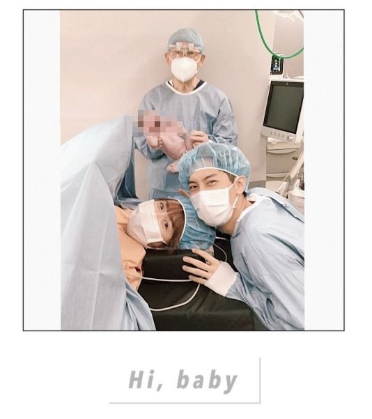 粿粿（左）和范姜彥豐（右）2022年登記結婚，婚後不久在社群上宣布懷孕喜訊。（圖／翻攝自范姜彥豐IG）