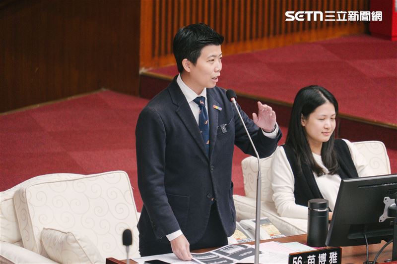 苗博雅批評,蔣萬安大力宣導還人民現金,現在台北超徵868億就會讓人有錯誤認知,覺得要普發現金。(圖/記者楊士誼攝影)