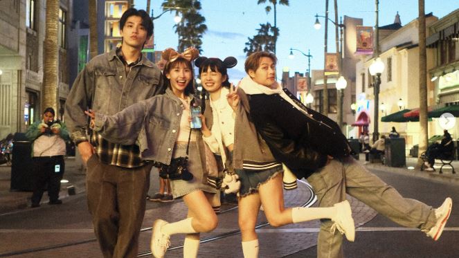 粿粿(左2)今年初曾和王品澔(左1)、簡廷芮(右2)、王子(右1)等人去美國旅遊。(圖/翻攝自王子IG)